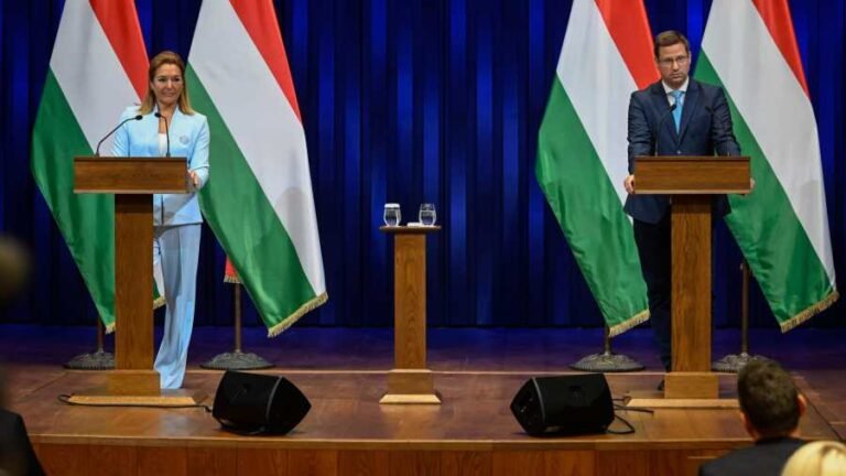 Kiemelt kép: Vitályos Eszter kormányszóvivő és Gulyás Gergely, a Miniszterelnökséget vezető miniszter a Kormányinfó sajtótájékoztatón a Karmelita kolostorban 2025. május 8-án. (Fotó: MTI/Máthé Zoltán)