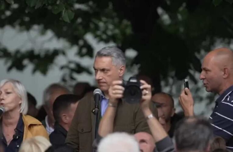 Lökdösődés, üvöltözés Lázár fórumán: Szabó Bálint óriási balhét csinált Miskolcon (videó)