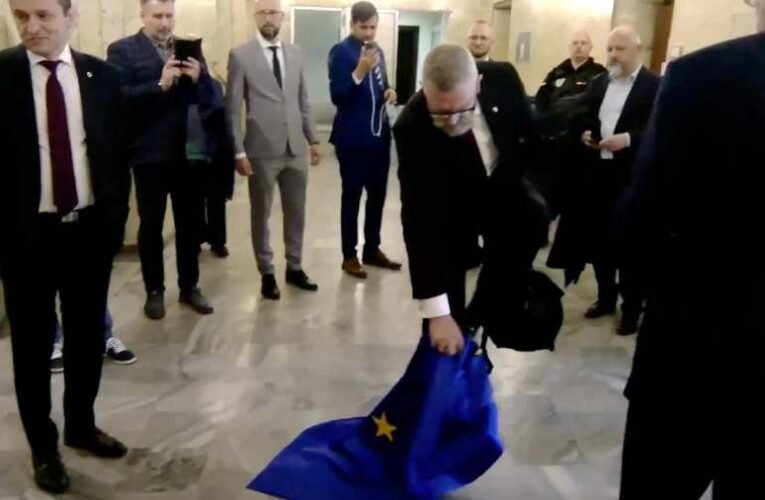 „Ez Lengyelország, nem Brüsszel!” – mondta a lengyel EP-képviselő, majd „portalanította” cipőjét az EU zászlóval