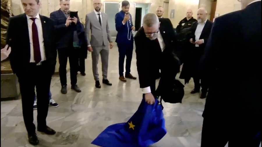 Kiemelt kép: A lengyel képviselő "leportalanítja" cipőjét az EU zászlóval / Fotó: YouTube