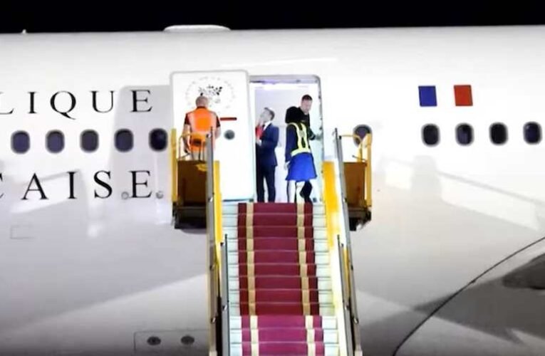 Hatalmas maflást kapott „asszonyától” Emmanuel Macron (videó)