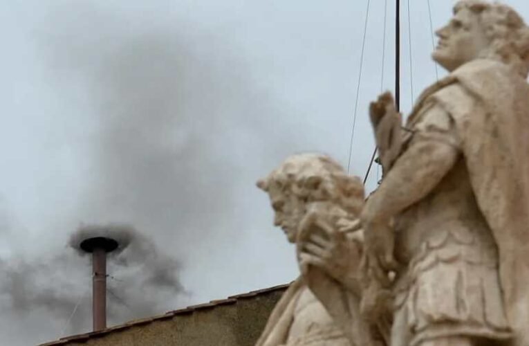 Véget ért a pápaválasztás első köre, fekete füst szállt fel