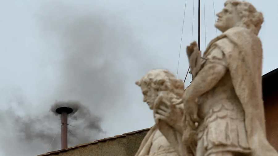 Kiemelt kép: fekete füst száll fel - Fotó: VINCENZO PINTO / AFP