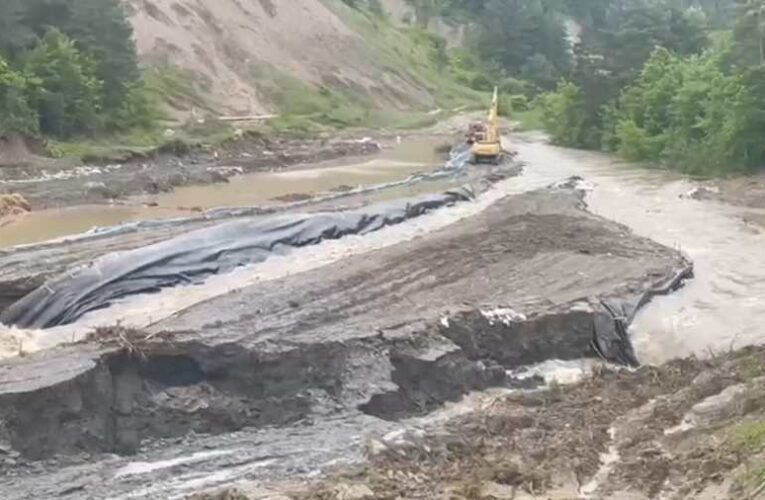 Ömlik a víz a parajdi sóbányába, pár órán belül elöntheti a létesítményt (videó)