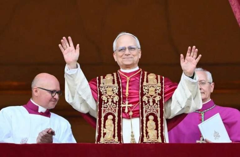 Megvan az új pápa: felszállt a fehér füst a Sixtus-kápolna felett – Robert Francis Prevost XIV. Leó néven lép trónra (videó)