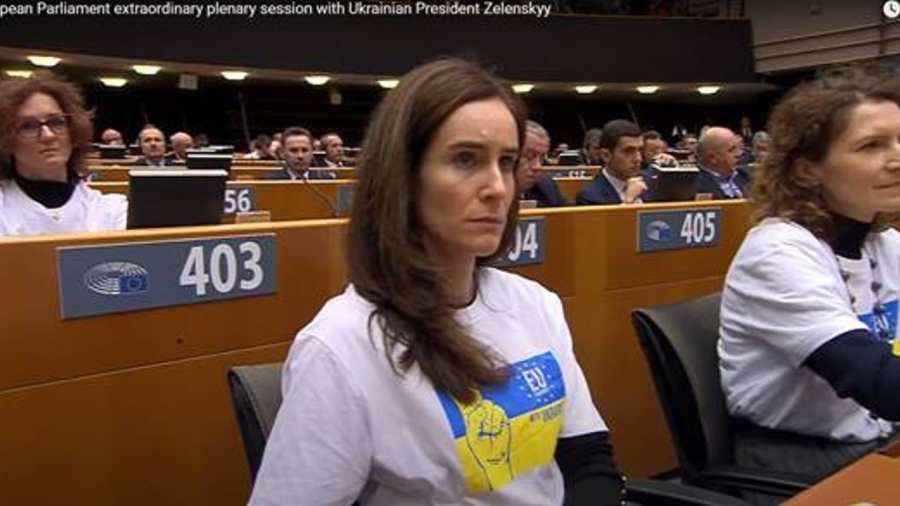 Kiemelt képen: tiszás EU képviselők ukrán az ukrán zászló színeit mutató pólókban ülnek az EU parlamentben / Fotó: YouTube