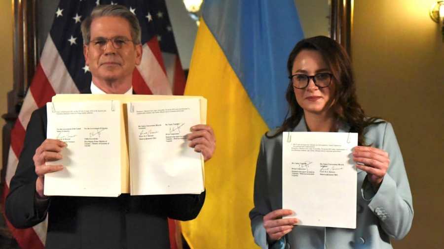 Kiemelt képen: Scott Bessent és Julia Szviridenko a ásványkincs-megállapodás aláírása után / Fotó: UNPIXS 