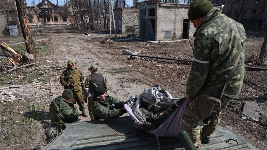 Kiemelt kép: MARIUPOL, UKRAJNA - 2022. április 7.: A DPR Népi Milícia katonái evakuálják a betegeket a 7-es számú városi kórházból Mariupol Livoberezhnyi kerületében. Az orosz fegyveres erők különleges katonai műveletet hajtanak végre Ukrajnában. Fotó: Szergej Bobylev/TASS”