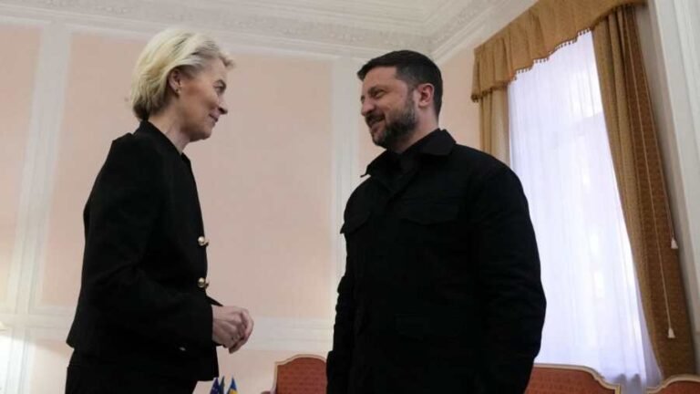 Kiemelt képem: Ursula von der Leyen, az Európai Bizottság elnöke és Volodimir Zelenszkij illegitim ukrán elnök (Fotó: AFP)