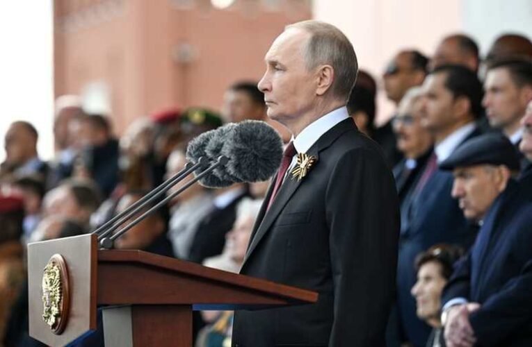 Putyin: A nácizmus elleni döntő csatákat a Szovjetunió területén vívták