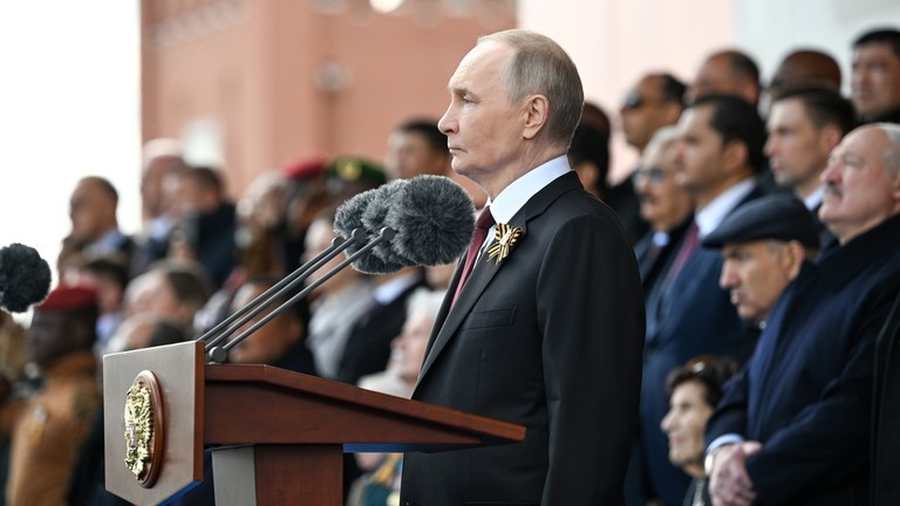 Kiemelt képen: Vlagyimir Putyin orosz elnök Moszkvában a Vörös téren 2025. május 9-én megtartott győzelem napi rendezvényen / Fotó: Szputnyik / Szergej Bobiljov