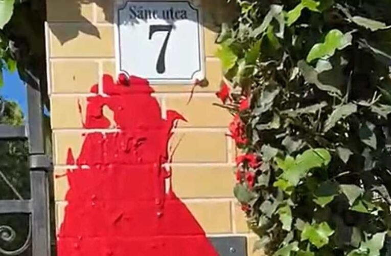 Ezt tudják – vörös festékes akcióban a Momentum garázdái