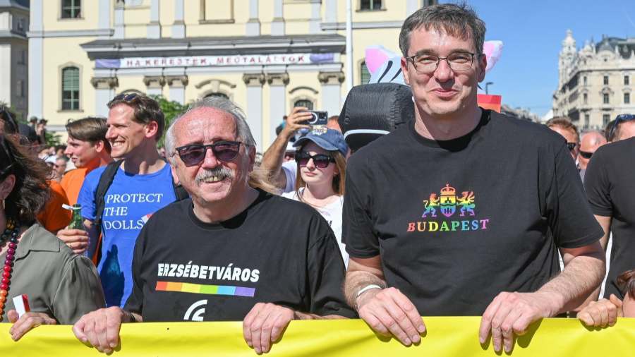 Kiemelt kép: Karácsony Gergely főpolgármester és Niedermüller Péter Erzsébetváros polgármestere (j2) a Budapest Büszkeség rendezvényen (eredetileg Budapest Pride felvonulás) az Erzsébet hídon 2025. június 28-án. (Fotó: MTI/Balogh Zoltán)