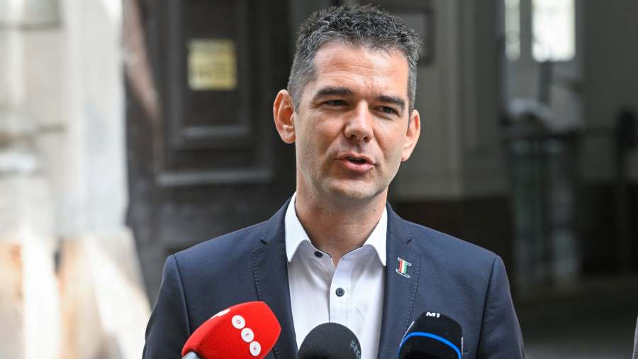 Kiemelt kép: Novák Előd, a Mi Hazánk elnöke a Főpolgármesteri Hivatal előtt tartott sajtótájékoztatón 2024. május 2-án (Fotó: MTI/Koszticsák Szilárd)