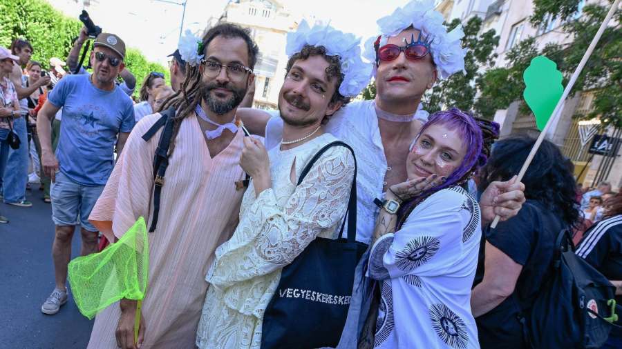 Kiemelt kép: A Budapest Büszkeség rendezvény (eredetileg Budapest Pride felvonulás) résztvevői a Károly körúton 2025. június 28-án (MTI/MTI Fotószerkesztőség/Koszticsák Szilárd)