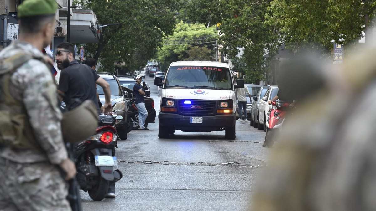 (Korabeli képaláírás) Mentőautókat riadóztattak Bejrútban, miután legalább nyolc ember, köztük egy gyermek meghalt egy pager néven ismert vezeték nélküli kommunikációs eszközök tömeges robbanásában 2024. szeptember 17-én. Körülbelül 2800 másik ember is megsérült, köztük 200-an súlyos állapotban vannak (Fotó: Houssam Shbaro/Anadolu/Getty Images)