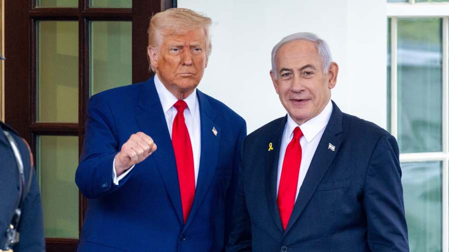 Kiemelt kép: Donald Trump amerikai elnök Benjámin Netanjahu izraeli miniszterelnököt fogadja a washingtoni Fehér Ház nyugati szárnyának kapujában 2025. április 7-én (Fotó: MTI/EPA/Shawn Thew)