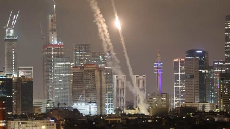 Kiemelt kép: A Vaskupola izraeli rakétaelhárító rendszer tüzel Tel-Avivban egy iráni rakétatámadás alatt (Fotó: MTI/EPA/Atef Szafadi)