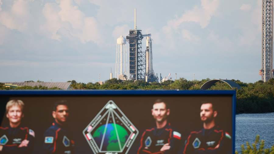 Kiemelt kép: A SpaceX amerikai űrkutatási magánvállalat Falcon 9-es rakétája a kilövőálláson a floridai Cape Canaveral Kennedy Űrközpontjában 2025. június 24-én (Fotó: MTI/PAP/Leszek Szymanski)