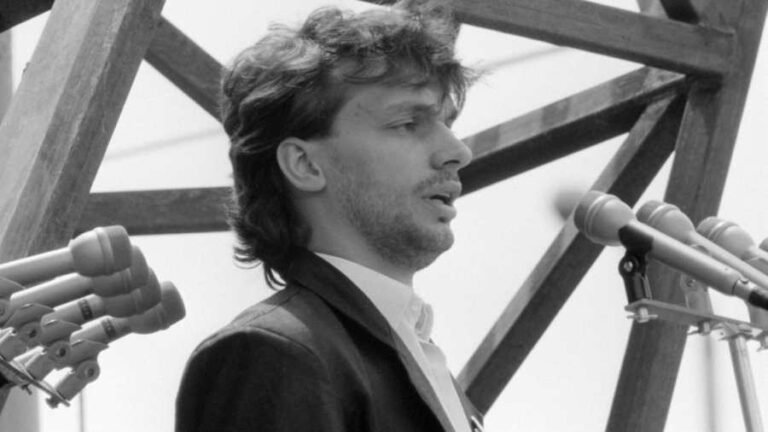 Kiemelt képen: Orbán Viktor 1989. június 16-án, Nagy Imre és társainak újratemetésén mond beszédet. / Fotó: Tóth István Csaba / MTI