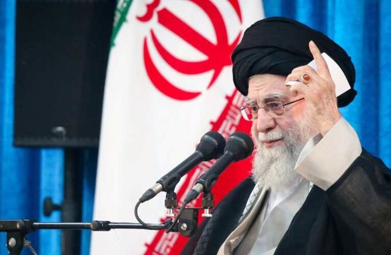 Az összeomlás szélén áll az iráni állam, Moszkvában kaphat menedéket Ali Hámenei ajatollah