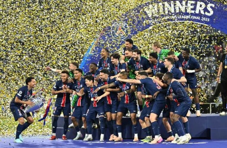 Tombolt az erőszak Párizs utcáin, a futballszurkolók migránsokkal keveredve szinte felgyújtották a francia fővárost