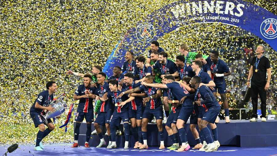 Kiemelt képen: A PSG játékosai magasba emelik a trófeát a Paris Saint-Germain és az Inter Milan közötti UEFA Bajnokok Ligája labdarúgó-mérkőzés után Münchenben, Németországban, 2025. május 31-én. © Mustafa Yalcin / Anadolu / Getty Images