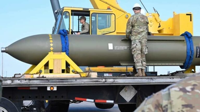 Kiemelt képen: Egy 2023-as archív fotó egy GBU-57-es bombáról a Missouri állambeli Whiteman légibázison. Donald Trump azt vizsgálja, hogy a lövedék elegendő lenne-e Irán nukleáris ambícióinak meghiúsításához a Fordow-i bázison. Fotó: AP