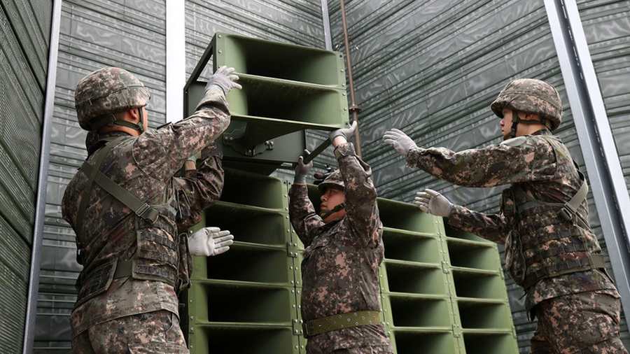 Kiemelt képen: Dél-koreai katonák leveszik a propaganda anyagot üvöltő hangszórókat az észak-koreai határon, Paju, Dél-Korea, 2018. május 1. © Getty Images / Chung Sung-Jun