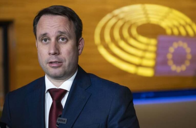 Dömötör Csaba: Brüsszelbe vezetnek a Tisza-adó szálai