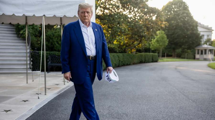 Kiemelt képen: Donald Trump, az Egyesült Államok elnöke a Fehér Ház déli gyepén sétál, mielőtt felszáll a Marine One fedélzetére Washington DC-ben, 2025. június 24-én, kedden. / Fotó: Francis Chung/Politico/Bloomberg via Getty Images