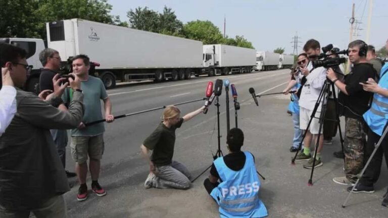 Kiemelt képen: tudósítók várnak a hűtő teherautókban tárolt 1212 ukrán katona holttestének átadására az orosz-ukrán határon.