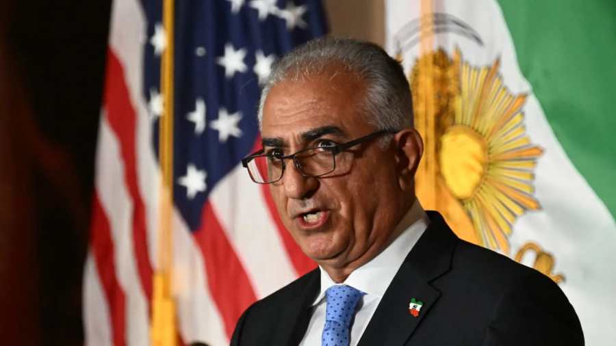 Kiemelt képen: Reza Pahlavi, aktivista, szószóló és az utolsó iráni sah legidősebb fia, beszédet mond a Richard Nixon Elnöki Könyvtárban és Múzeumban a kaliforniai Yorba Lindában, 2024. október 22-én. / Fotó: PATRICK T. FALLON/AFP a Getty Images