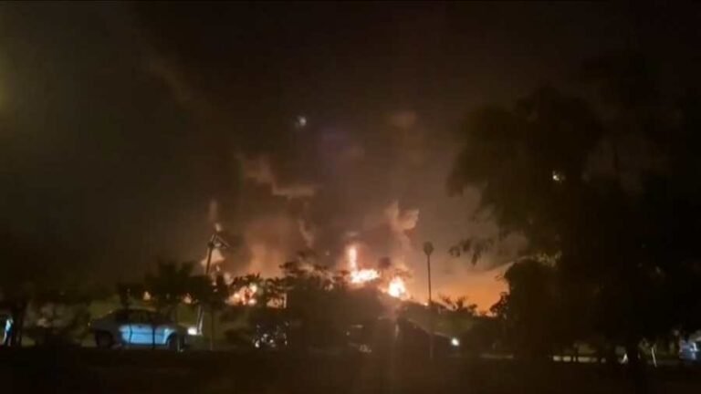 Kiemelt képen: egy iráni sahráni olajlelőhely borult lángba az izraeli támadás miatt 2025. június 15-én hajnalban. / Fotó: screenshot / Times Of Israel