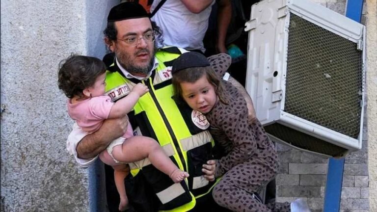 Kiemelt képen: izraeli mentőegységek menekítik a gyermekeket az iráni válaszcsapás után egy romos épületből / Fotó: X