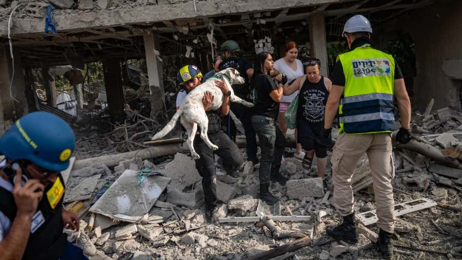 Kiemelt képen: az izraeli mentők és biztonsági erők segítenek a lakosság kimenekítésében az iráni támadást követően 2025. június 22-én Tel-Aviv-ban / Fotó: (Chaim Goldberg/Flash90) 