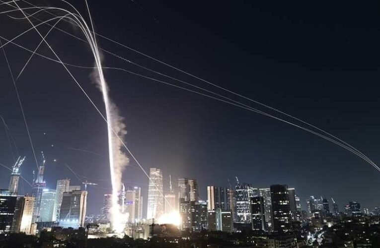 Izrael és Irán újabb rakétacsapásokat mért egymásra