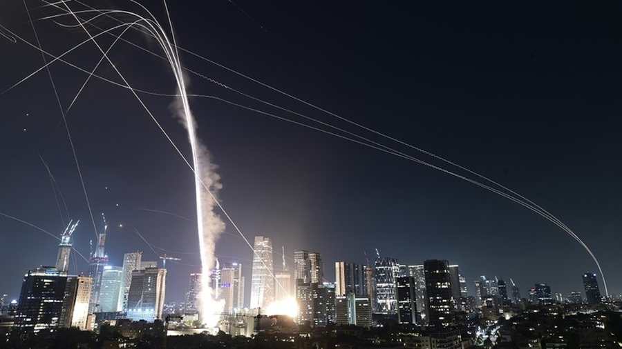 Kiemelt képen: Az izraeli légvédelem munkában Tel-Aviv felett 2025. június 13-án. © AP Photo / Tomer Neuberg