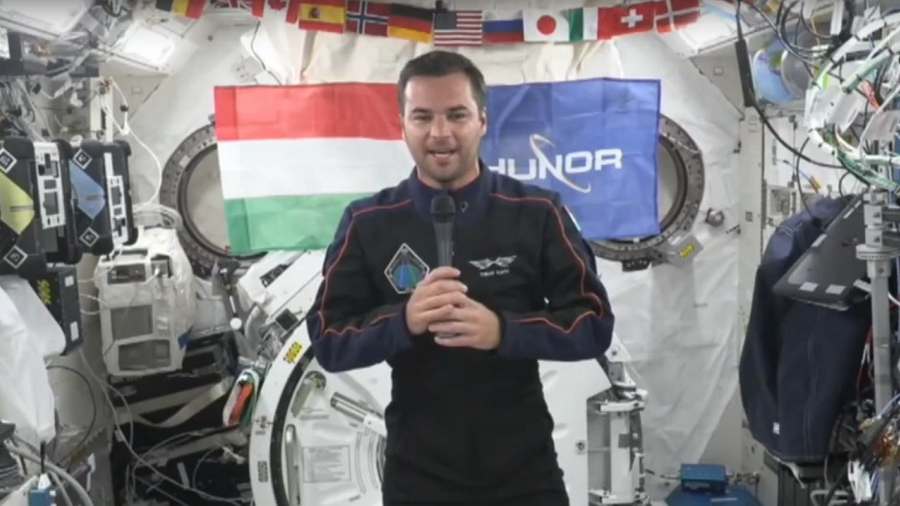 Kiemelt képen: Kapu Tibor a világűrből interjút ad Orbán Viktor miniszterelnöknek / Fotó: screenshot