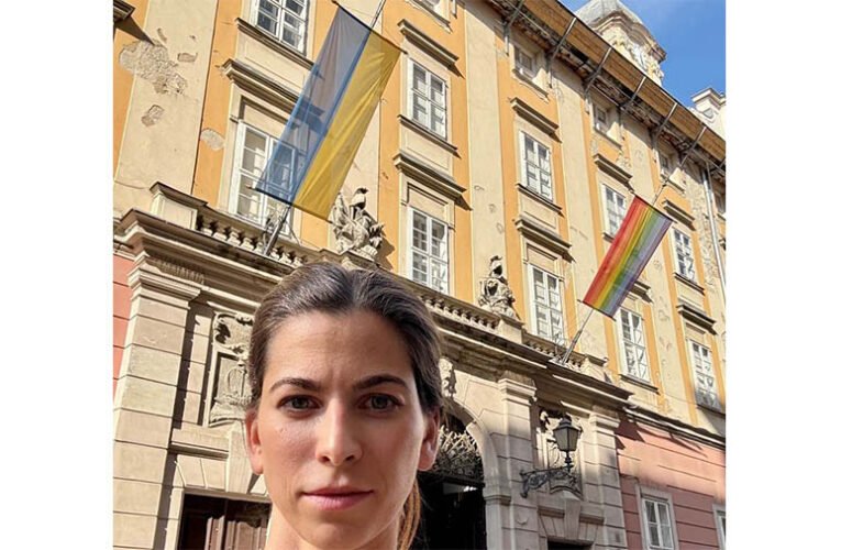 Karácsony provokál, ukrán és szivárványos zászlókat tűzött ki a városházára