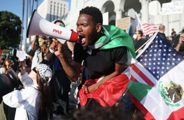 Los Angeles: a tüntetők fütyülnek a kijárási tilalomra