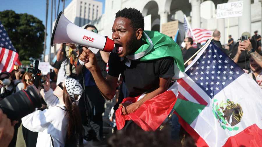 Kiemelt kép: tüntető Los Angelesben / Fotó: © AP Photo / Ethan Swope