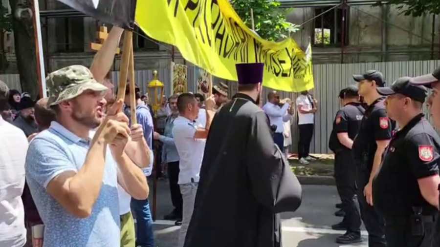 Kiemelt képen: A kisinyovi polgármester által betiltott és a kormány rendőrsége által engedélyezett tüntetésen a rendőrség az EU elvárásai szerint rárontott a normalitás mellett kiállókra Moldova fővárosában 2025. június 15-én. / Fotó: Russia Today