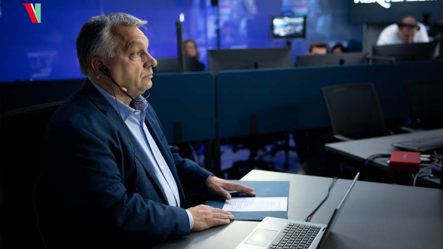 Kiemelt kép: Orbán Viktor az űrotazáson lévő Kapu Tibort hívja / Fotó facebook Kapu Tibort