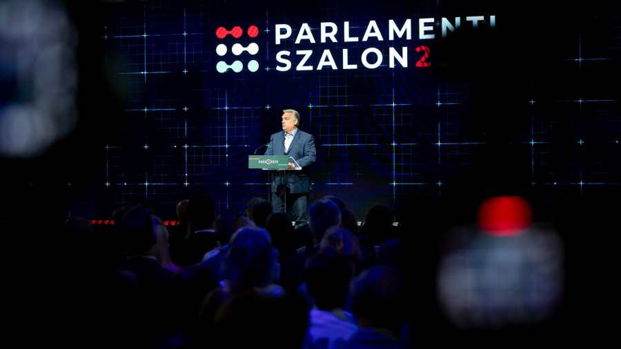 Kiemelt kép: Orbán Viktor miniszterelnök beszédet mond a Parlamenti Szalon 2025 elnevezésű rendezvényen Budapesten (Fotó: MTI/Miniszterelnöki Kommunikációs Főosztály/Fischer Zoltán)