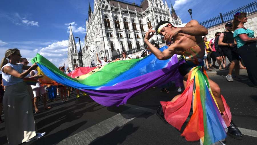 Kiemelt kép: illusztráció / pride a Kossuth téren / fotó: AFP