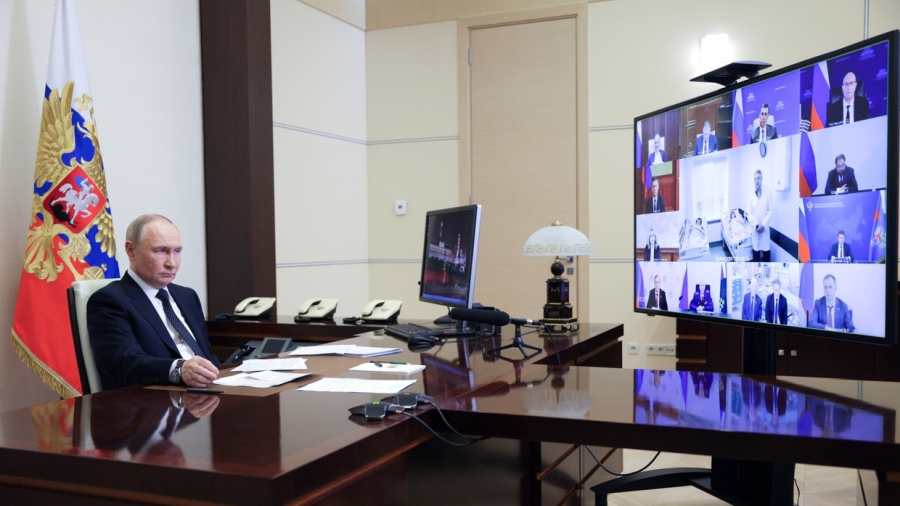 Kiemelt képen: Vlagyimir Putyin orosz elnök videokapcsolaton keresztül ülésezik a kormány tagjaival. / Fotó: © Sputnik / Gavriil Grigorov