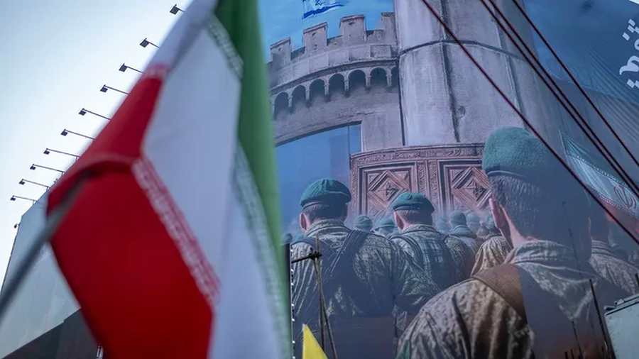 Kiemelt képen: Egy óriásplakát az Iszlám Forradalmi Gárda harcosaival egy Izrael-ellenes tüntetésen Teherán belvárosában, 2025. június 14-én. (Morteza Nikoubazl/NurPhoto via Getty Images)