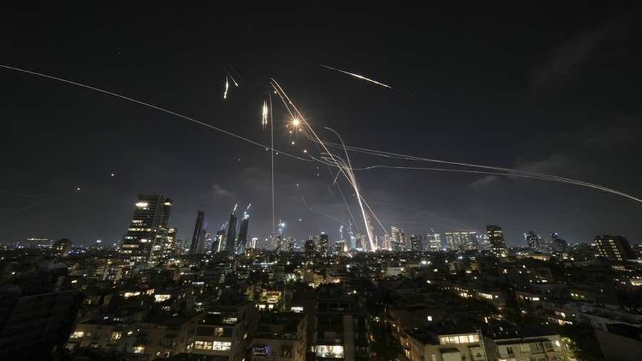 Kiemelt kép: Izraeli Vaskupola légvédelmi rendszer rakétákat fogott el Tel-Aviv felett, Izraelben, 2025. június 13-án, pénteken. © AP Photo/Leo Correa