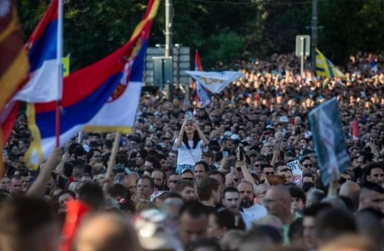 Barikádokat emeltek Belgrádban, a rendőrség furgonokkal hajtott rá a tüntetőkre (videó)